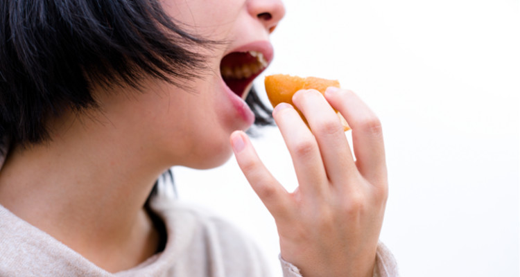 お菓子を食べる女性