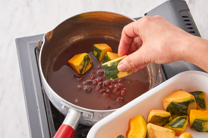 小豆を煮てかぼちゃを加える