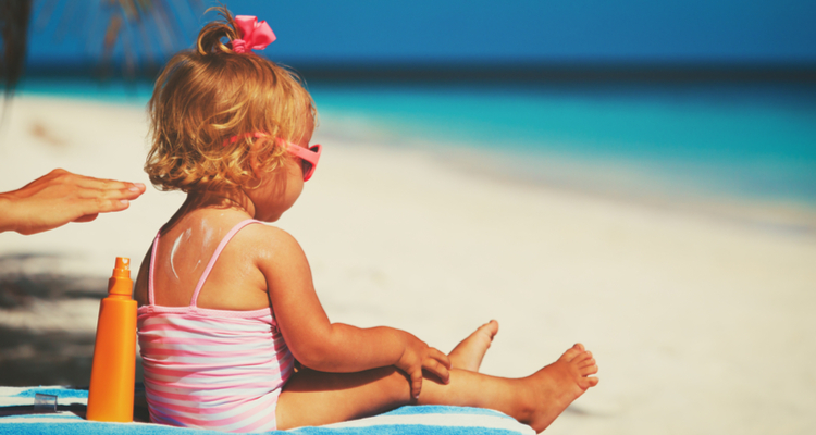 砂浜に座る子供
