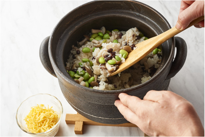 小豆入り萩ご飯を混ぜる