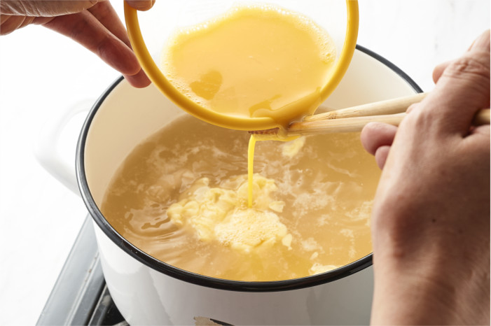 スープに溶き卵を入れる